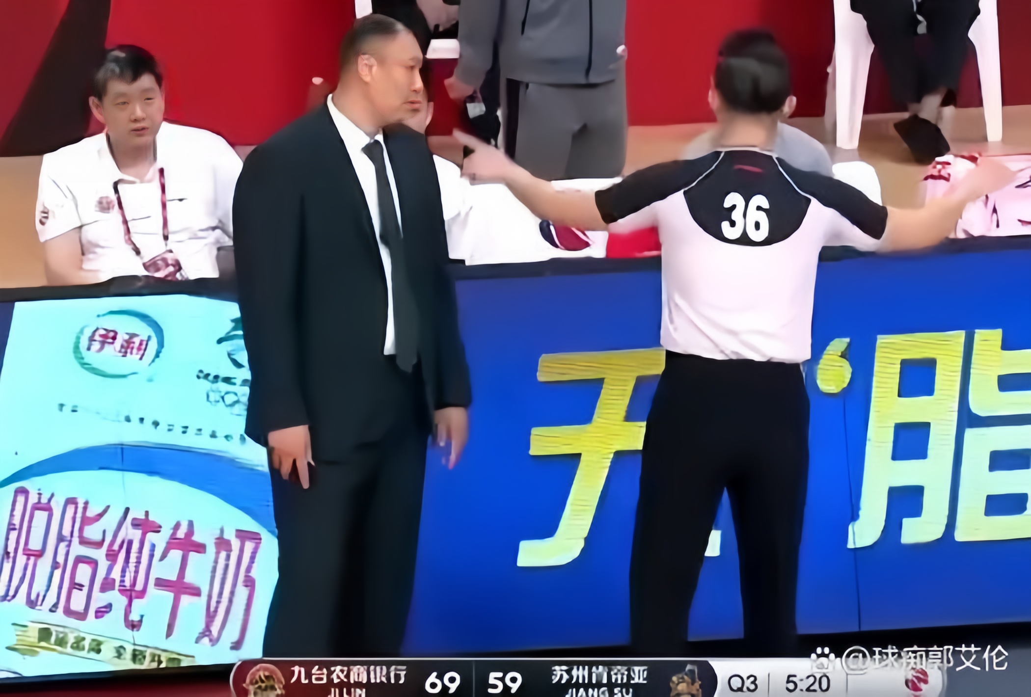 开云下载-一名球员因违反规定被判罚停赛数场比赛