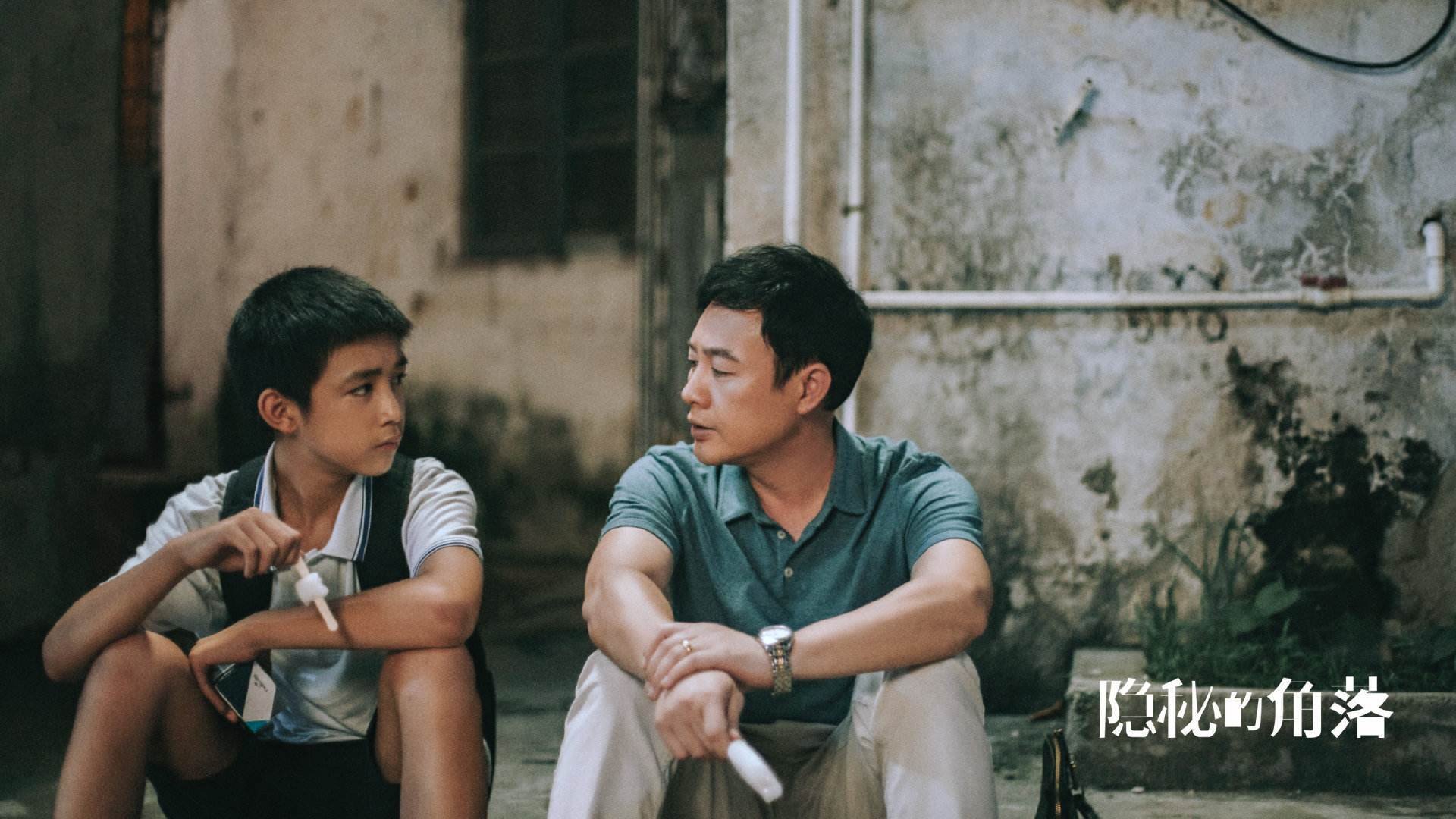 开云体育-聚光灯与暗涌，足球世界的双重奏鸣