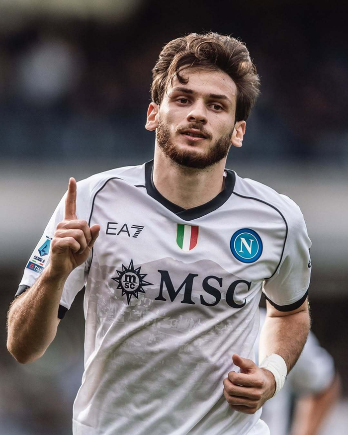 德甲争冠战之夜,克瓦拉茨赫利亚打出生涯之夜 德甲争冠战之夜,克瓦拉茨赫利亚打出生涯之夜