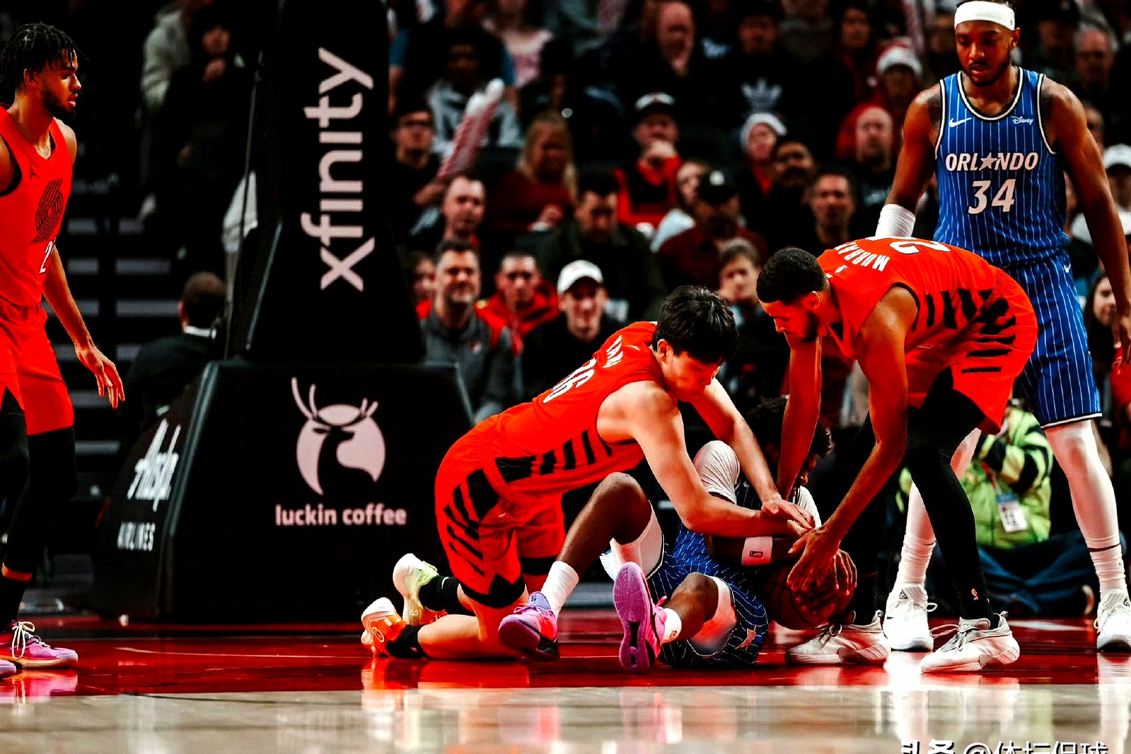 开拓者力克魔术，布伦森连续得分拉开差距